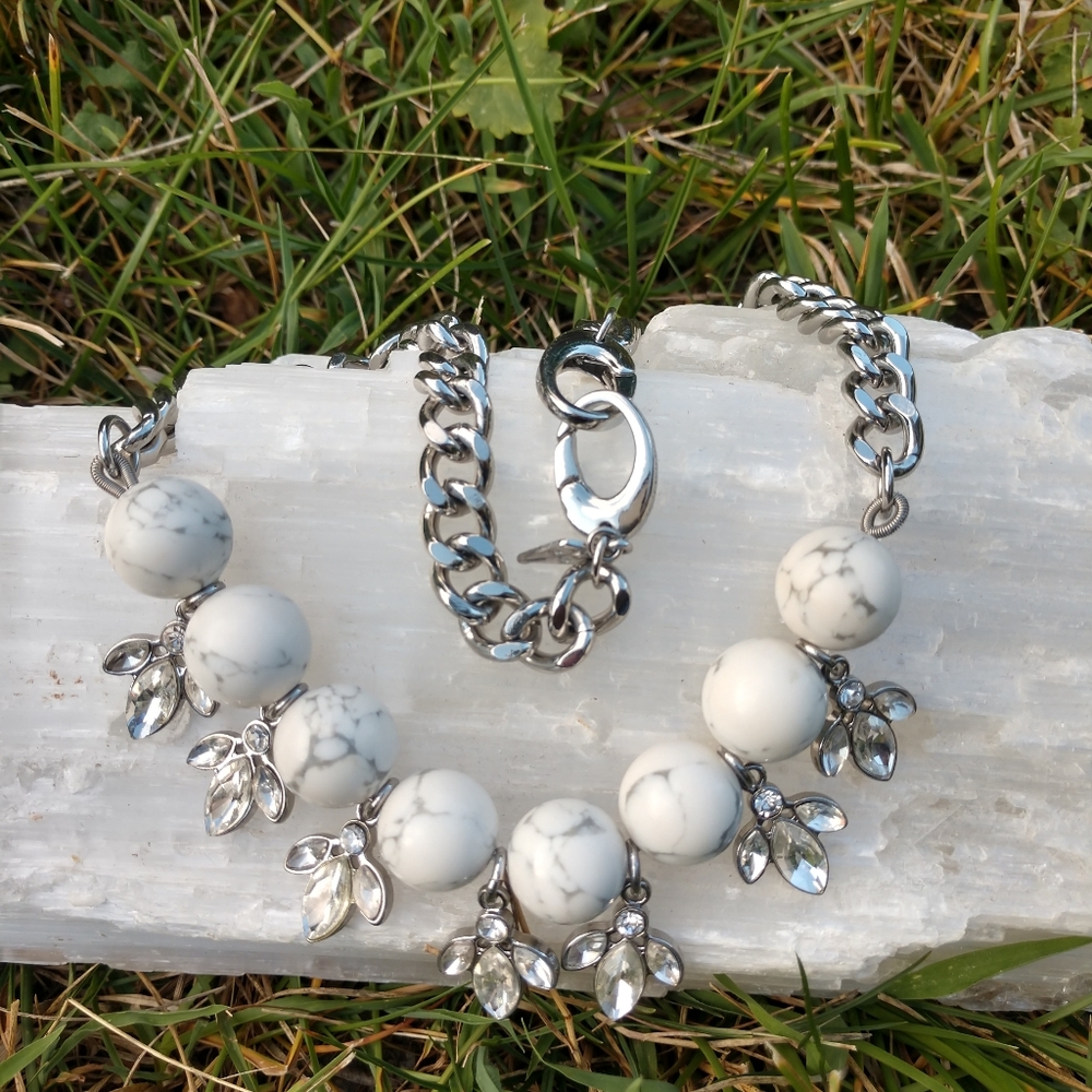 Adornable U white and silver necklace